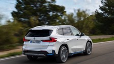 bmw_ix1_edrive20_2023-16.jpg