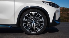 bmw_ix1_edrive20_2023-31.jpg