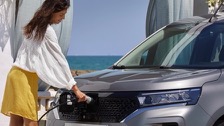 nissan_townstar_ev_passenger_2023-12.jpg
